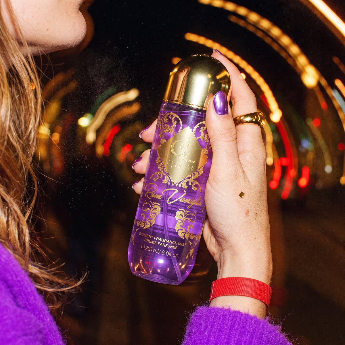 Hand holding the Rum Vaniglia fragrance mist